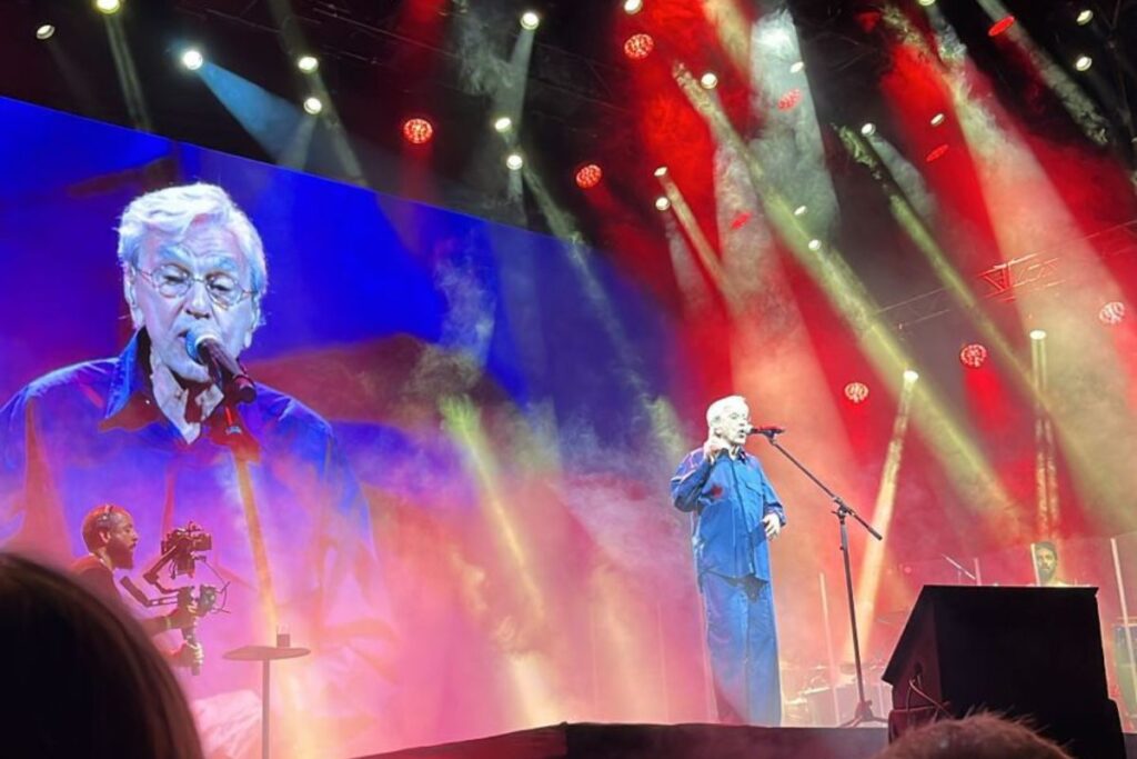 caetano-veloso-faz-discurso-sobre-o-brasil-sob-gritos-de-“sem-anistia”