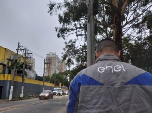 dois-dias-apos-ciclone,-mais-de-800-mil-imoveis-seguem-sem-luz-em-sp