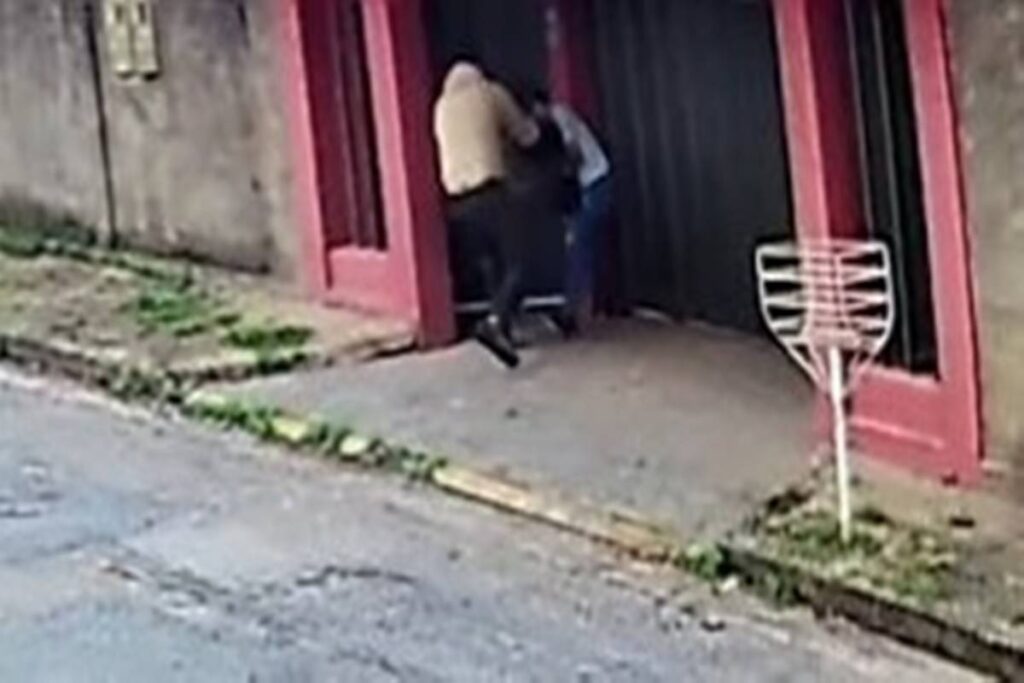 cameras-flagram-homem-matando-ex-com-20-facadas-na-porta-de-casa