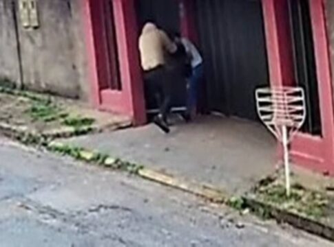 cameras-flagram-homem-matando-ex-com-20-facadas-na-porta-de-casa