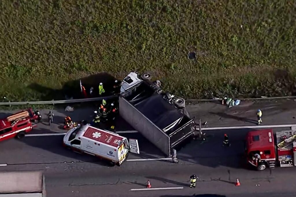 acidente-grave-com-caminhao-interdita-2-faixas-no-rodoanel