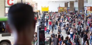 para-analistas,-setor-de-servicos-mantem-ritmo-forte-e-pode-ajudar-pib