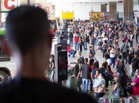 para-analistas,-setor-de-servicos-mantem-ritmo-forte-e-pode-ajudar-pib