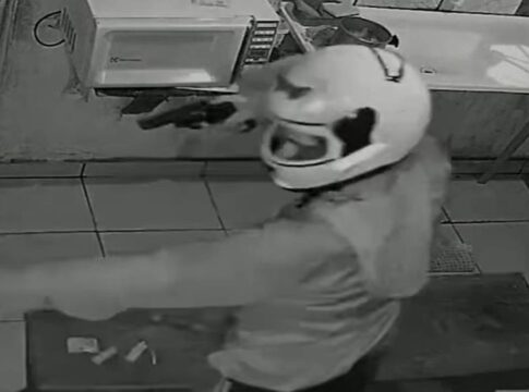 criminosos-de-capacete-invadem-estabelecimento-e-matam-comerciante-a-tiros