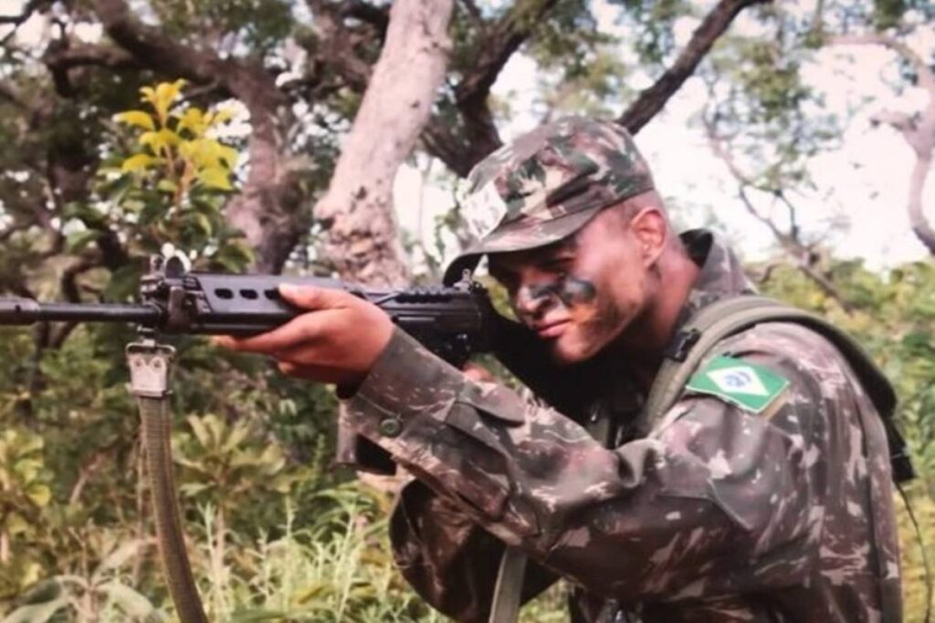 exercito-exclui-soldado-que-matou-cabo-a-facadas-e-o-envia-para-prisao-comum