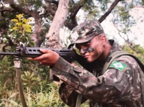 exercito-exclui-soldado-que-matou-cabo-a-facadas-e-o-envia-para-prisao-comum