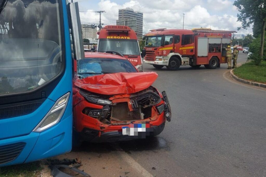 motorista-de-onibus-e-levado-ao-hospital-apos-carro-bater-em-coletivo
