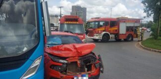 motorista-de-onibus-e-levado-ao-hospital-apos-carro-bater-em-coletivo