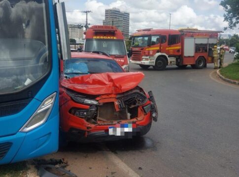 motorista-de-onibus-e-levado-ao-hospital-apos-carro-bater-em-coletivo