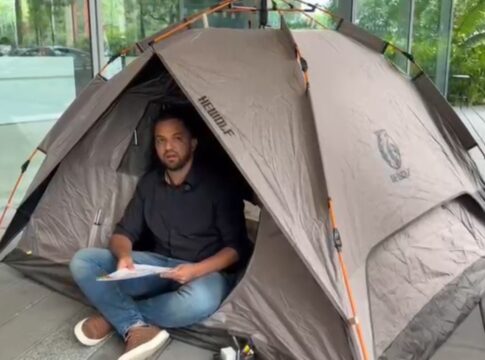 protesto-contra-apagao:-prefeito-de-cidade-na-grande-sp-acampa-na-enel