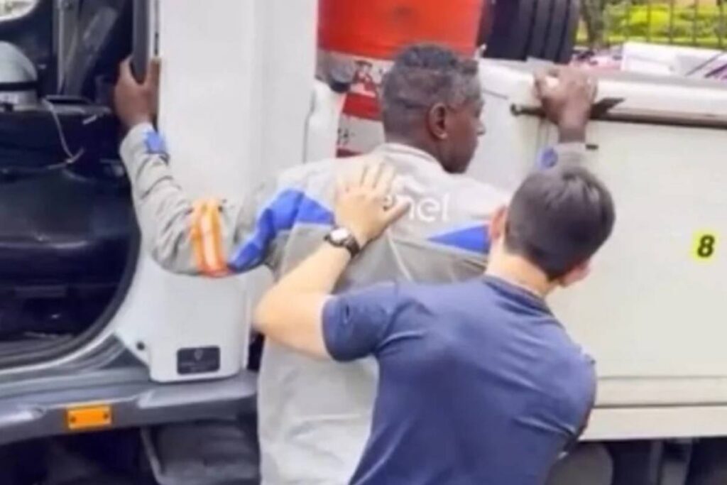 apos-acertar-propina,-funcionario-da-enel-ligou-energia-em-15-segundos