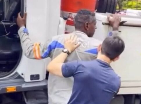 apos-acertar-propina,-funcionario-da-enel-ligou-energia-em-15-segundos