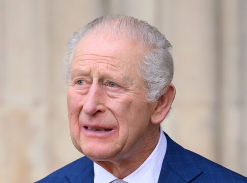 rei-charles-revela-que-tratamento-contra-cancer-sera-reduzido-em-2026