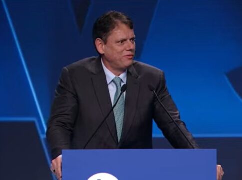 com-lula-na-plateia,-tarcisio-critica-polarizacao-politica-no-brasil