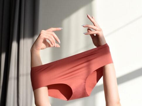 ate-que-ponto-e-seguro-ficar-sem-calcinha-no-dia-a-dia?-medica-explica
