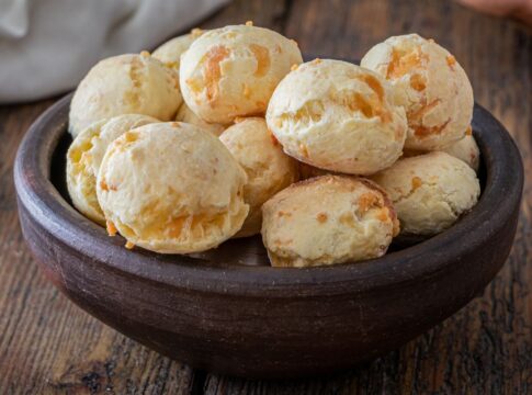pao-de-queijo-de-liquidificador-facil-e-fofinho;-aprenda-a-receita