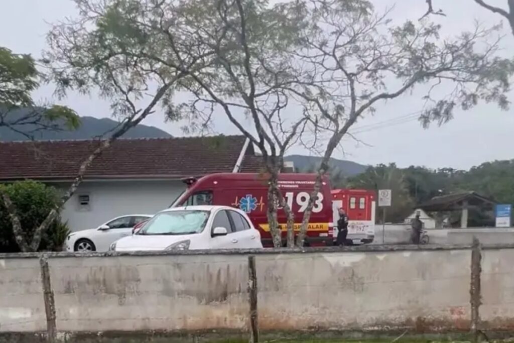 mulher-ataca-“amigo”-com-faca-e-fica-em-casa-bebendo-enquanto-ele-foge