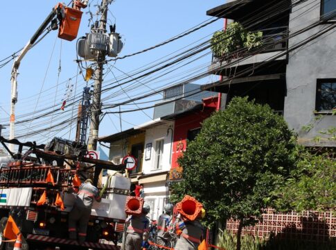 enel-diz-que-fornecimento-de-energia-deve-ser-normalizado-ate-amanha