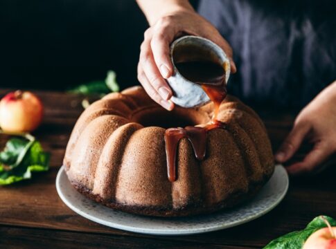 bolo-de-cappuccino-tem-massa-fofinha-e-conquista-pelo-aroma