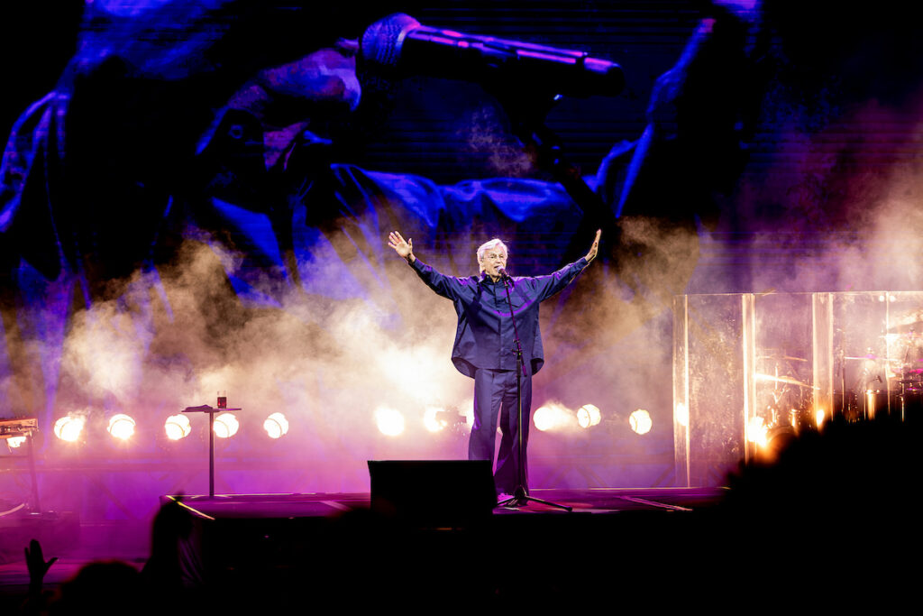 show-historico-de-caetano-veloso-lota-o-festival-estilo-brasil