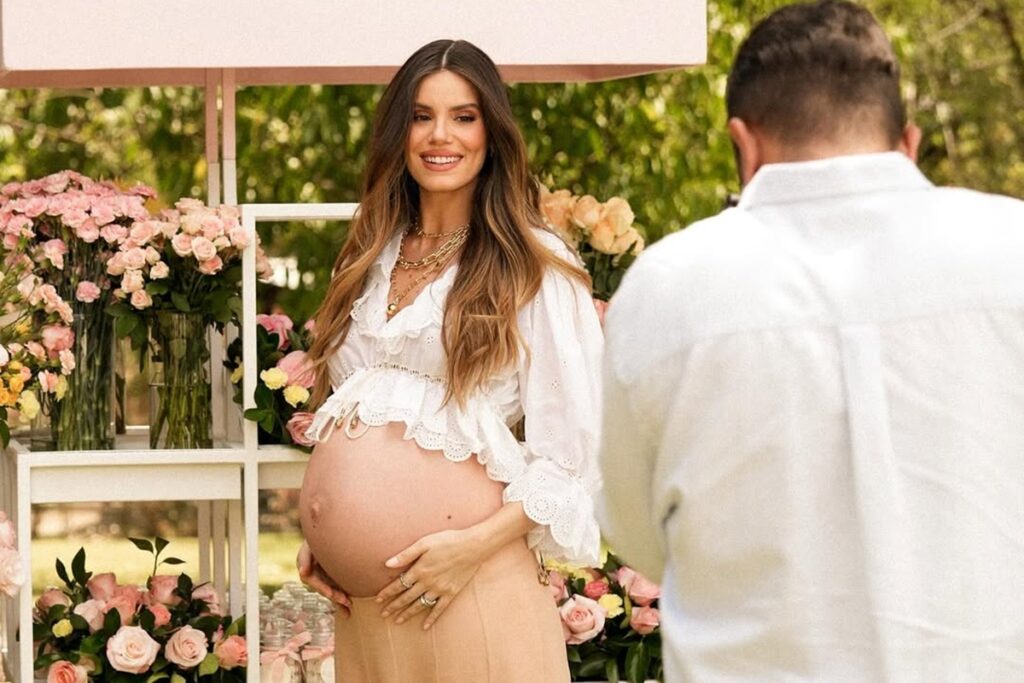 camila-queiroz-e-klebber-toledo-publicam-primeiras-imagens-da-filha