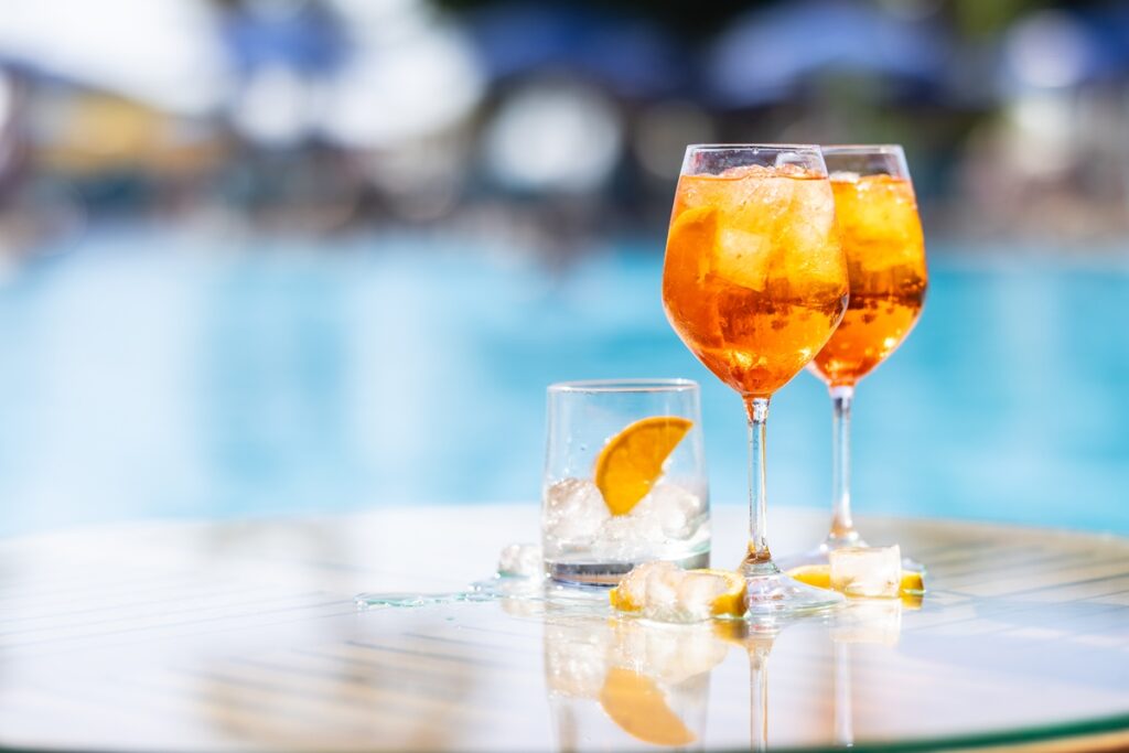 aperol-spritz:-faca-o-drinque-citrico-que-combina-com-o-sabor-natalino