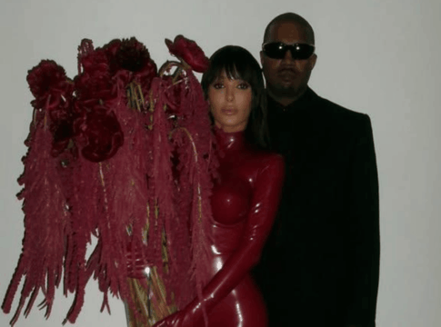 bianca-censori-evoca-britney-spears-e-kim-kardashian-em-exposicao