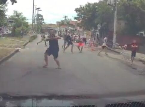 criminosos-com-fuzil-param-transito-na-zona-norte-do-rio.-veja-video