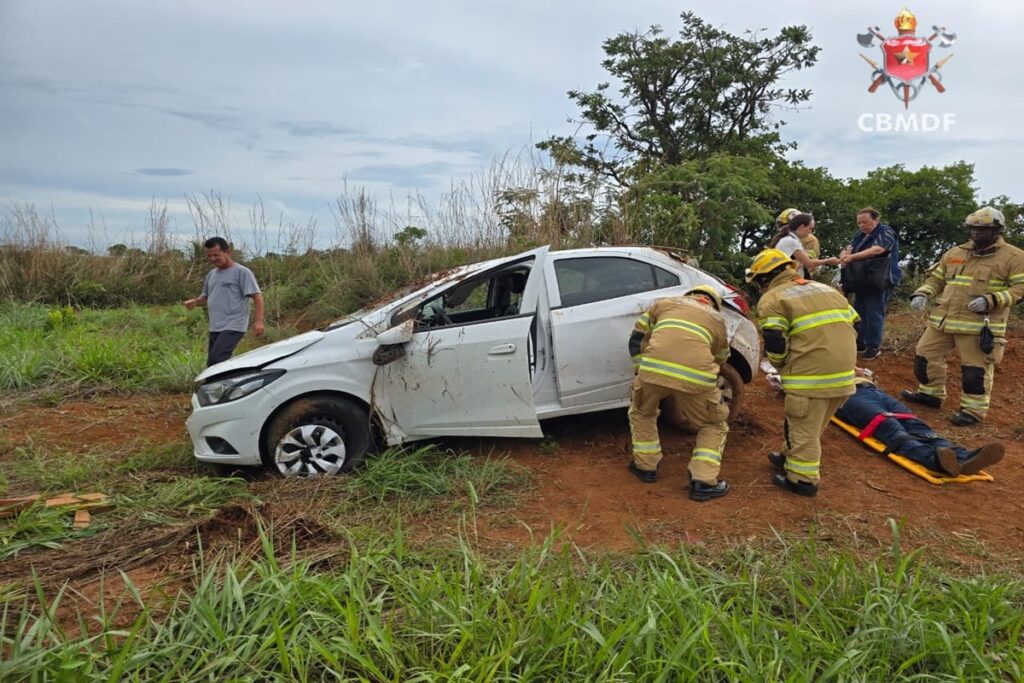 idosa-fica-ferida-apos-veiculo-sair-da-pista-e-capotar-no-df