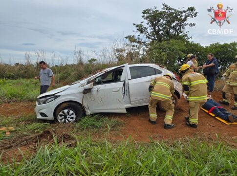 idosa-fica-ferida-apos-veiculo-sair-da-pista-e-capotar-no-df