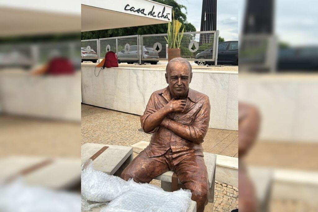estatua-de-oscar-niemeyer-em-tamanho-real-e-instalada-na-casa-de-cha
