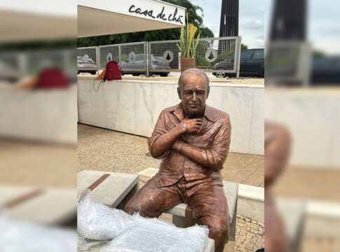 estatua-de-oscar-niemeyer-em-tamanho-real-e-instalada-na-casa-de-cha