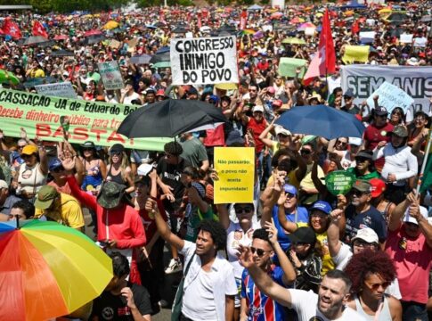 manifestantes-fazem-atos-em-todo-pais-contra-o-congresso-neste-domingo