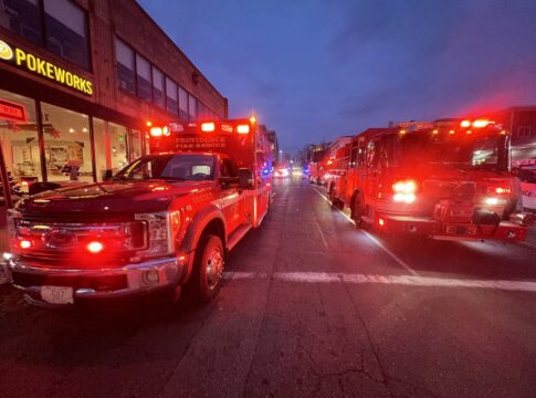 atirador-que-matou-estudantes-em-universidade-dos-eua-continua-em-fuga