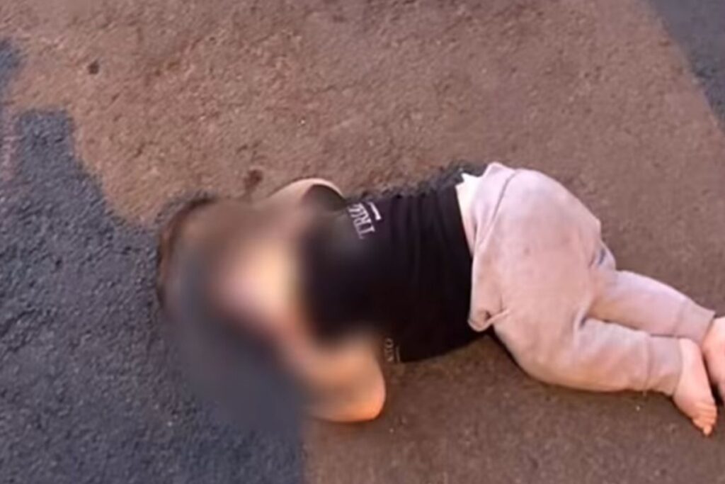 de-pijama-e-sujo:-bebe-de-um-ano-e-achado-sozinho-na-rua-de-madrugada