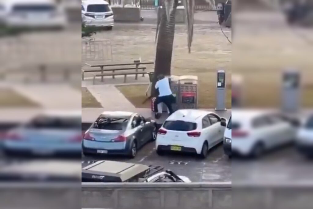 australia:-homem-desarma-atirador-apos-ataque-que-matou-12-pessoas