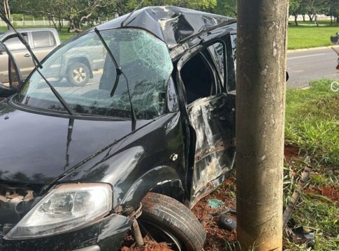 motorista-fica-em-estado-grave-apos-bater-o-carro-em-poste