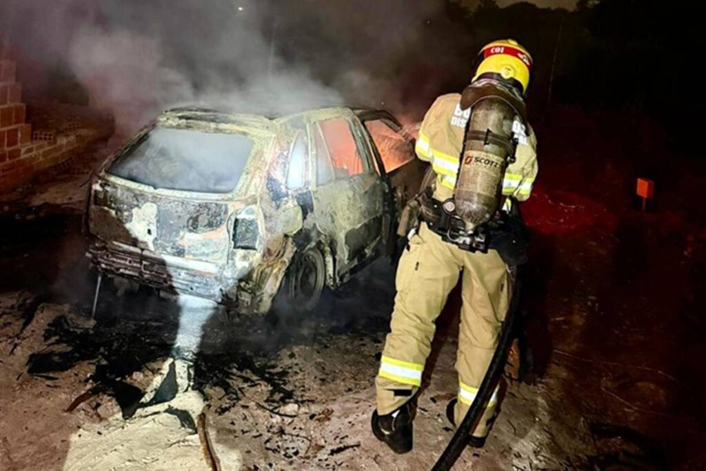 corpo-e-encontrado-dentro-de-porta-malas-de-carro-incendiado-no-df