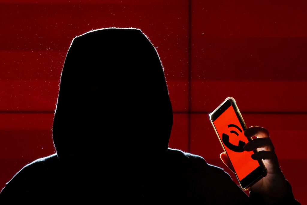 Ladrão clona portão de shopping no DF, tira selfies e leva R$ 43 mil ladrao-clona-portao-de-shopping-no-df,-tira-selfies-e-leva-r$-43-mil