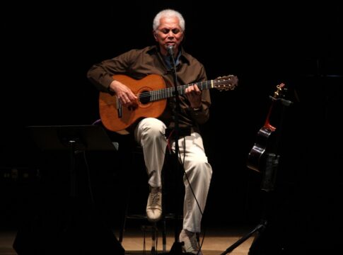 paulinho-da-viola-se-emociona-com-homenagem-de-criancas-em-colegio