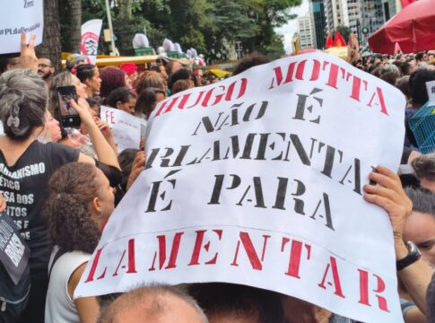 mulher-de-boulos-puxa-coro-de-vaias-contra-hugo-motta-na-paulista