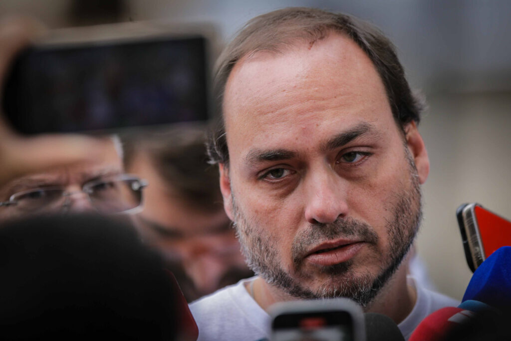 exames-ja-indicavam-necessidade-de-cirurgia-em-bolsonaro,-diz-carlos