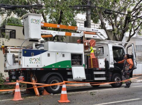 enel-fala-em-“normalidade”,-mas-sp-ainda-tem-46-mil-imoveis-sem-luz