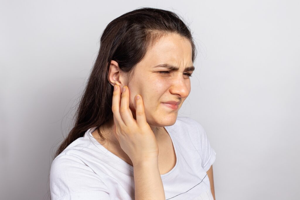 atm:-otorrino-explica-condicao-que-causa-pressao-e-zumbido-no-ouvido