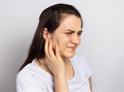 atm:-otorrino-explica-condicao-que-causa-pressao-e-zumbido-no-ouvido