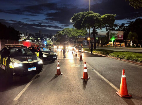 bebado-resiste-a-abordagem,-leva-tiro-de-taser-e-foge-a-pe-de-blitz