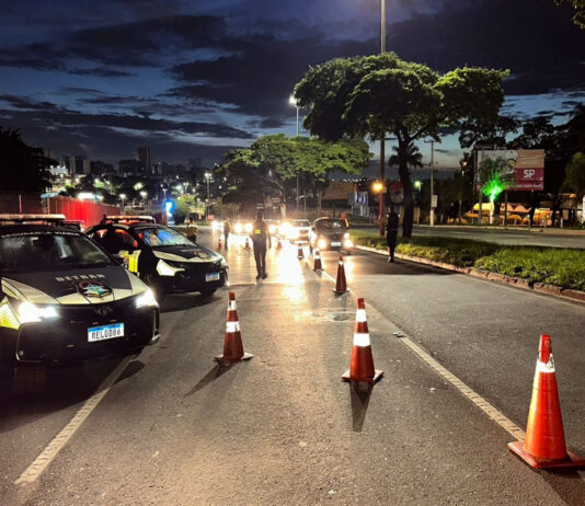 bebado-resiste-a-abordagem,-leva-tiro-de-taser-e-foge-a-pe-de-blitz