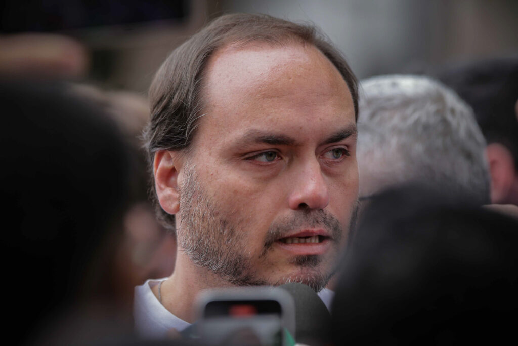 carlos-bolsonaro-renuncia-ao-mandato-no-rj-para-focar-o-senado-por-sc