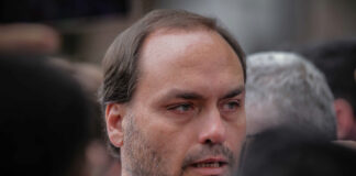 carlos-bolsonaro-renuncia-ao-mandato-no-rj-para-focar-o-senado-por-sc