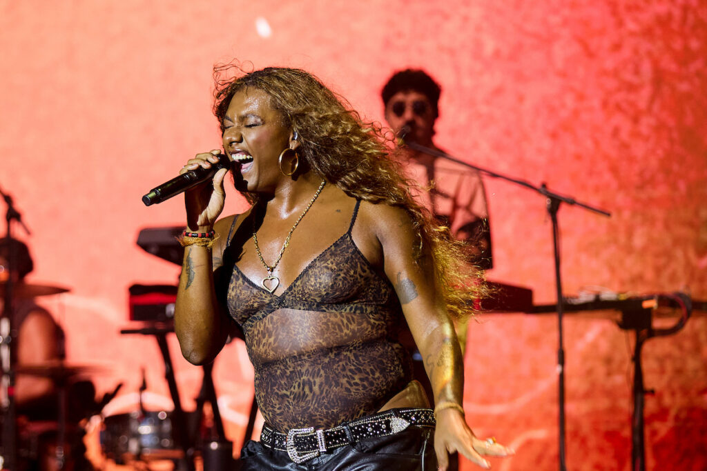 liniker-encerra-estilo-brasil-com-emocionante-encontro-de-geracoes